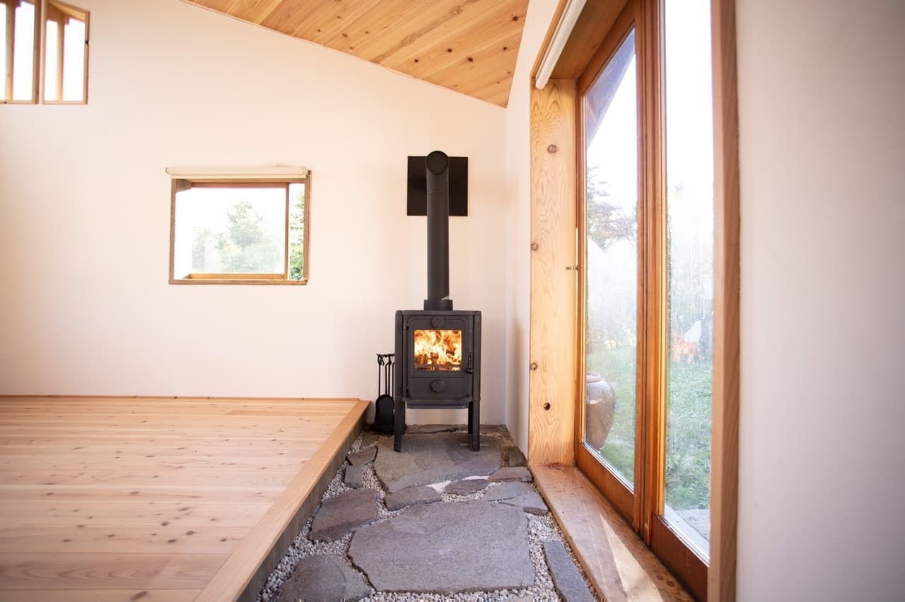 施術小舎内観薪ストーブ